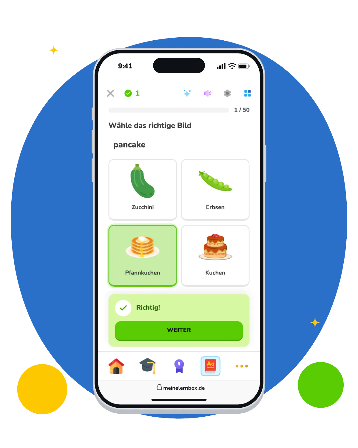 Ein Handy zeigt das Spiel „Bild-Quiz“ mit dem Lernset „Food and drinks“: Zum Wort „pancake“ ist das richtige Bild angetippt, unten steht „Richtig!“. Daneben das Lernset aus der Bibliothek und das Spiel „Wortsalat“.