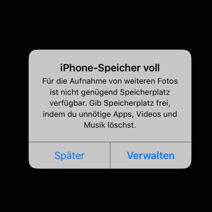 Smartphone-Bildschirm mit der Meldung, dass der Speicherplatz voll ist.