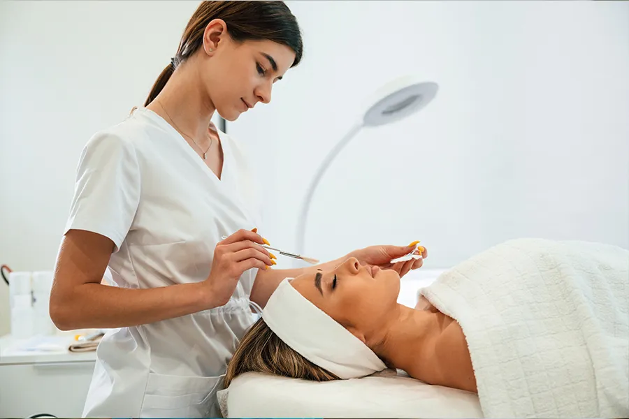 Bild zum Wort „beautician“: A person whose job is to give beauty treatments to the skin, face, nails or hair.