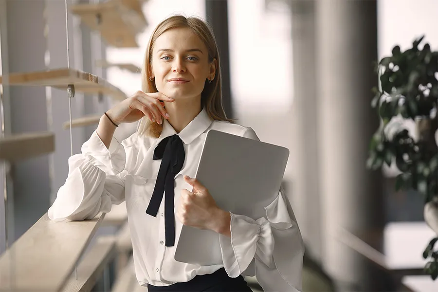Bild zum Wort „business clerk“: A person trained to do commercial and administrative office work in a company, such as handling orders, invoices and accounts.