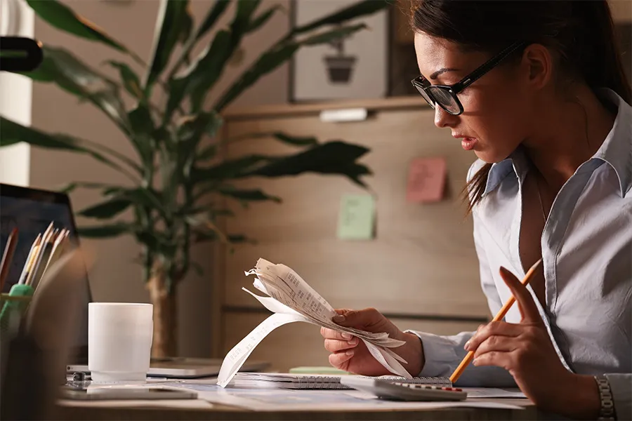 Bild zum Wort „tax assistant“: A person who works in a tax office or for a tax adviser, preparing tax returns and handling accounts.