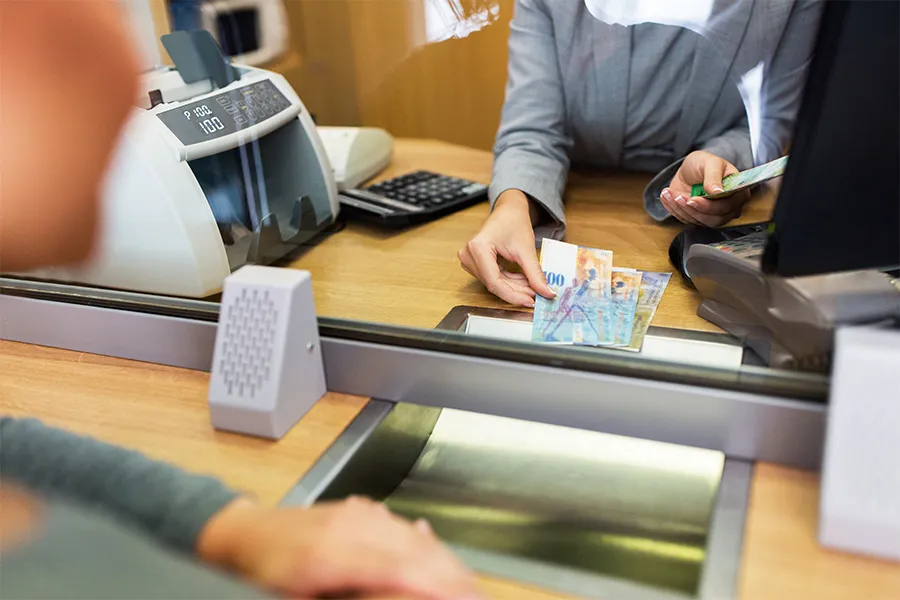 Bild zum Wort „bank clerk“: A person who works in a bank, serving customers and handling money and accounts.