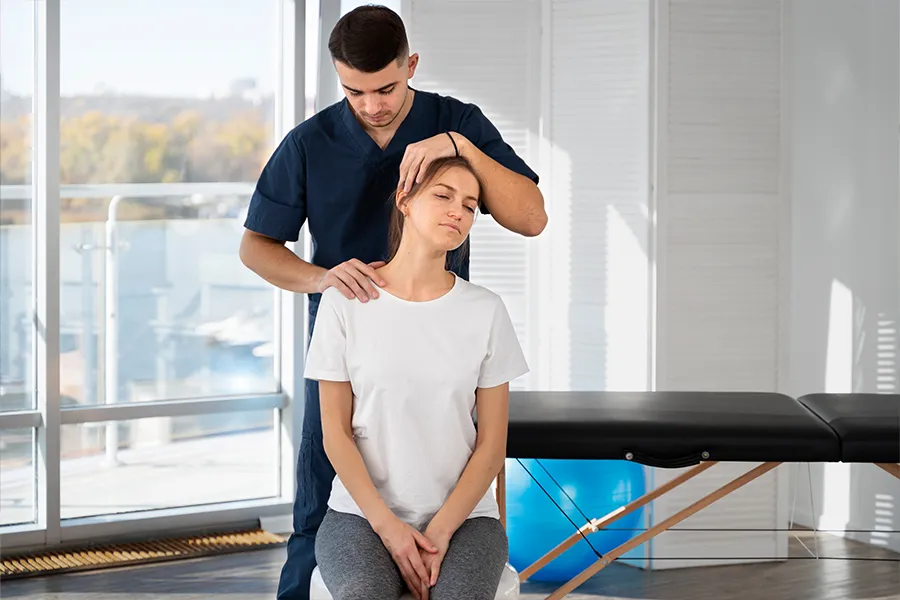 Bild zum Wort „physiotherapist“: A person trained to treat injuries, pain or illness using exercise, massage and movement rather than drugs or surgery.