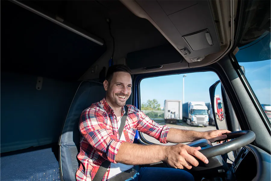 Bild zum Wort „truck driver“: A person whose job is driving a large vehicle that carries goods.