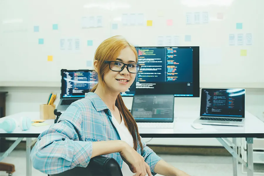 Bild zum Wort „software developer“: A person whose job is to design, write and test computer programs.