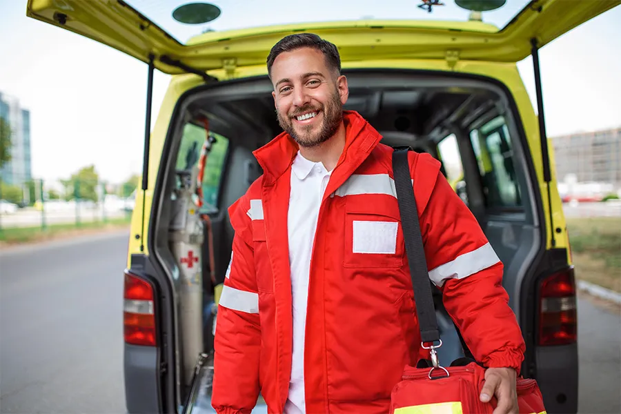 Bild zum Wort „paramedic“: A person trained to give emergency medical care to people who are injured or ill, usually before they reach hospital.