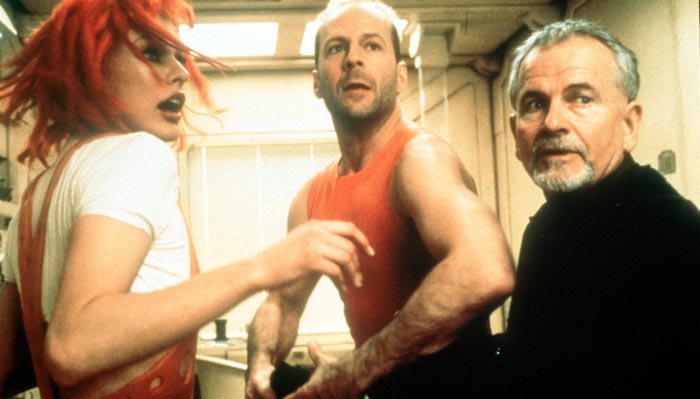 Filmszene mit Bruce Willis und Milla Jovovich aus Das fünfte Element