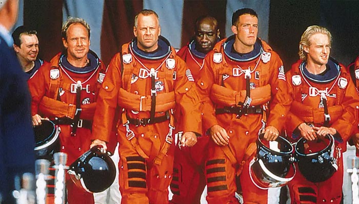 Filmszene aus Armageddon: sechs Astronauten in orangefarbenen Raumanzügen